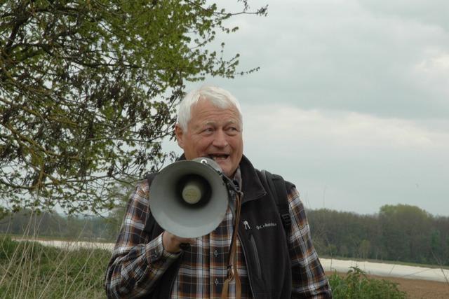 Zur Erinnerung an den verstorbenen, ehemaligen Eimeldinger Brgermeister Rupp werden Bume gepflanzt