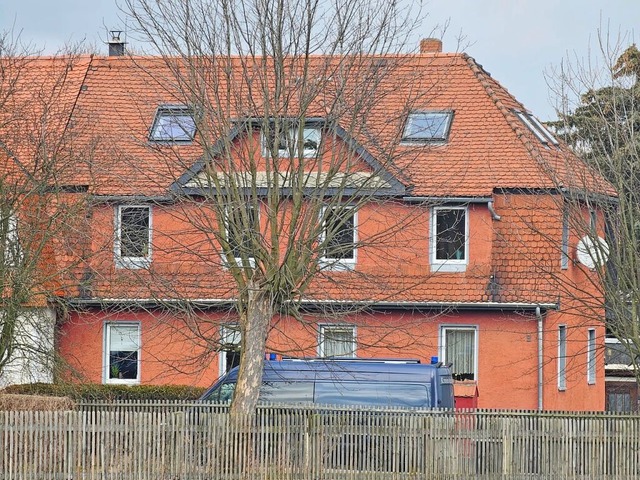 Ein Polizeiauto steht in Schnbach, ei...and sind drei Leichen gefunden worden.  | Foto: Mike Mueller (dpa)