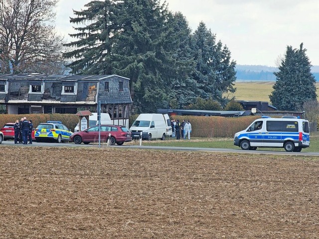 Die Polizei arbeitet in Schnbach, einem Ortsteil von Neumark.  | Foto: Mike Mueller (dpa)