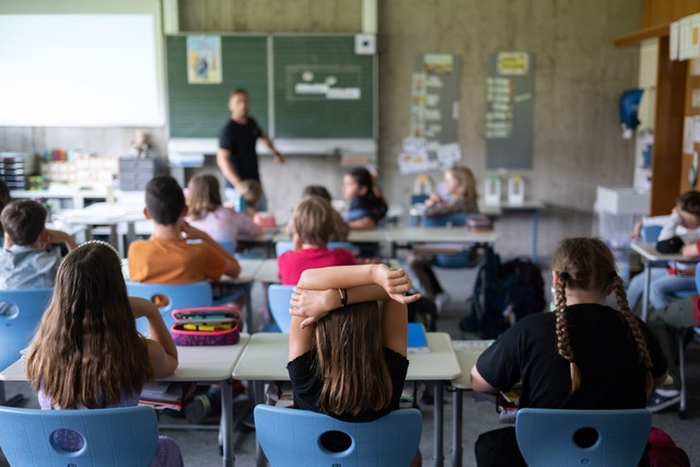 Sch&uuml;ler einer vierten Klasse: An ...uen Entscheidungsprozess. (Symbolbild)  | Foto: Marijan Murat/dpa