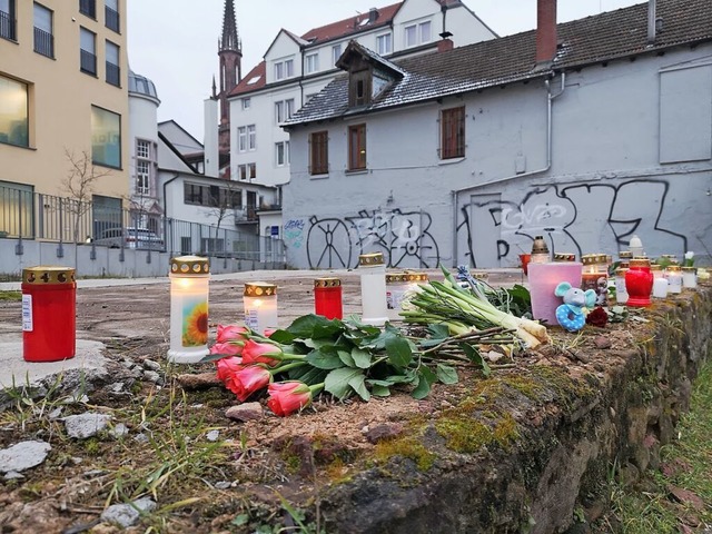 Blumen und Kerzen nahe des Tatorts an der Offenburger Unionrampe  | Foto: Ralf Burgmaier