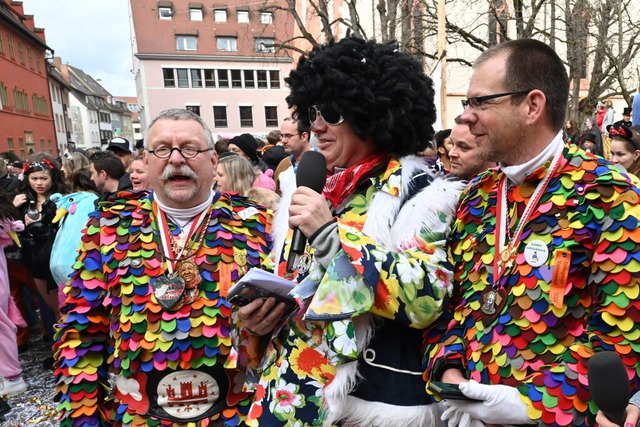 BZ-Redakteur Joachim Rderer (Mitte) m...Fraunhofer beim Rosenmontagsumzug 2024  | Foto: Thomas Kunz