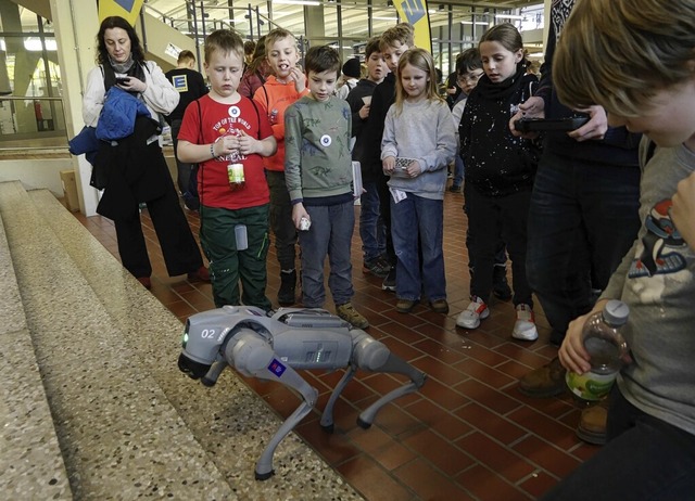 Roboterhund Porthos zeigt bei der Kind... der Hochschule Offenburg was er kann.  | Foto: Carola Bruhier agoodStory