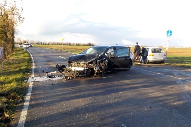 Ein schwer beschdigtes Fahrzeug blieb auf der Fahrbahn, <ppp></ppp>  | Foto: BZ