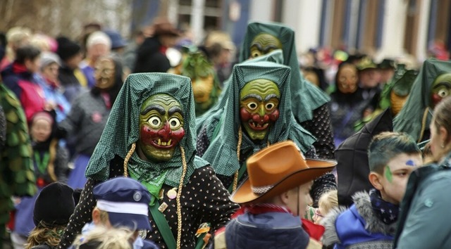 Am Sonntag ziehen Narren durch den Ort.  | Foto: Sandra Decoux