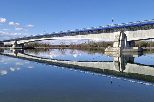 Der Rhein in Neuried im Spiegelbild