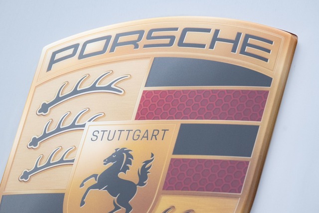 Porsche baut seinen Vorstand um.  | Foto: Marijan Murat/dpa