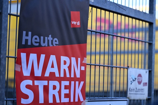 Ein Warnstreik-Plakat an einer DHL-Zus...Logistikers wird nun erneut gestreikt.  | Foto: Wolf von Dewitz/dpa