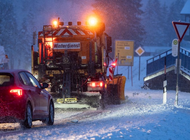 Stellenweise werden bis zu 15 Zentimet...nn Auswirkungen auf den Verkehr haben.  | Foto: Silas Stein/dpa