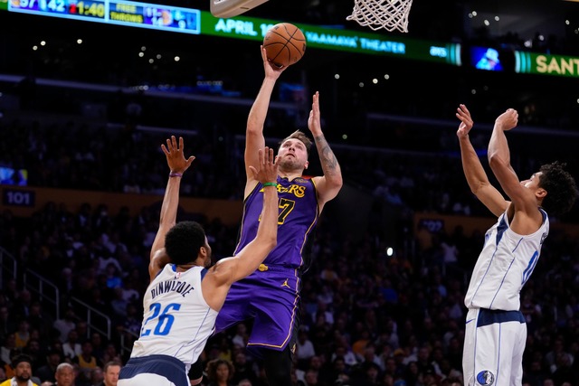 Luka Doncic (M) spielte erstmals gegen sein langj&auml;hriges Team.  | Foto: Mark J. Terrill/AP/dpa