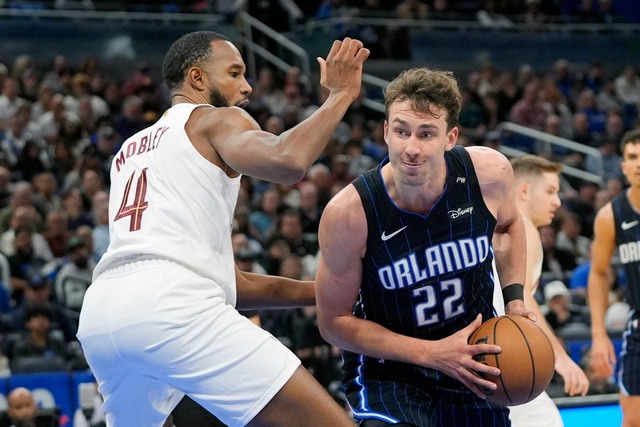 Franz Wagner (r) und Orlando gingen gegen Cleveland unter.  | Foto: John Raoux/AP/dpa