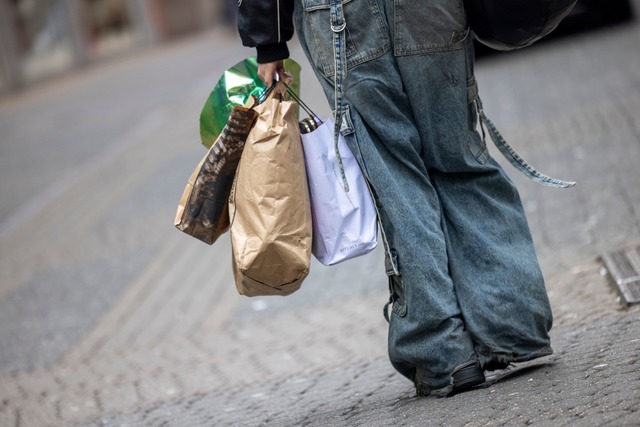 Eine Passantin geht mit Tragetaschen d...eine Einkaufstra&szlig;e in K&ouml;ln.  | Foto: Thomas Banneyer/dpa