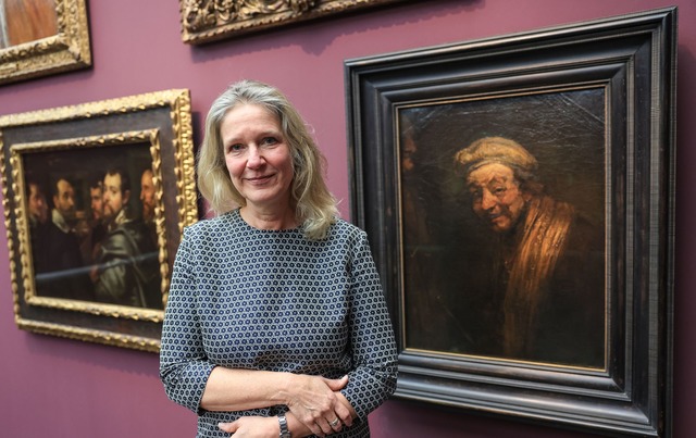 Anja Sevcik steht zwischen einem Selbs... Selbstbildnis von Rembrandt (rechts).  | Foto: Oliver Berg/dpa