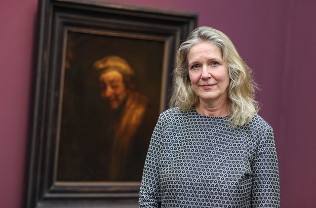 Kuratorin Anja Sevcik vor einem ihrer Lieblingsbilder: Der "Lachende Rembrandt".  | Foto: Oliver Berg/dpa