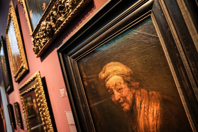 Der "Lachende Rembrandt" h&auml;ngt an...r entfaltet eine ganz besondere Magie.  | Foto: Oliver Berg/dpa