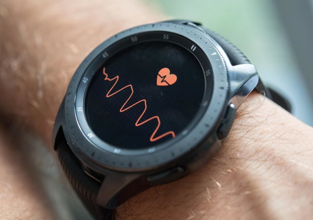 Herzschlag im Blick: Manche Smartwatches haben einen Pulsmesser an Bord.  | Foto: Andrea Warnecke (dpa)