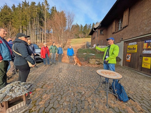 Gstefhrer Rolf Breisacher (rechts) e...chtweite zum Gasthaus Heiligenbrunnen.  | Foto: privat