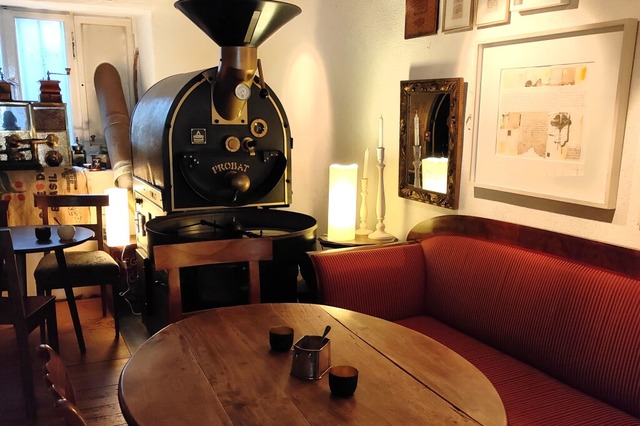 Zwischen Antiquitten und Kaffeeduft: Coffee and more  | Foto: Katharina Hitz