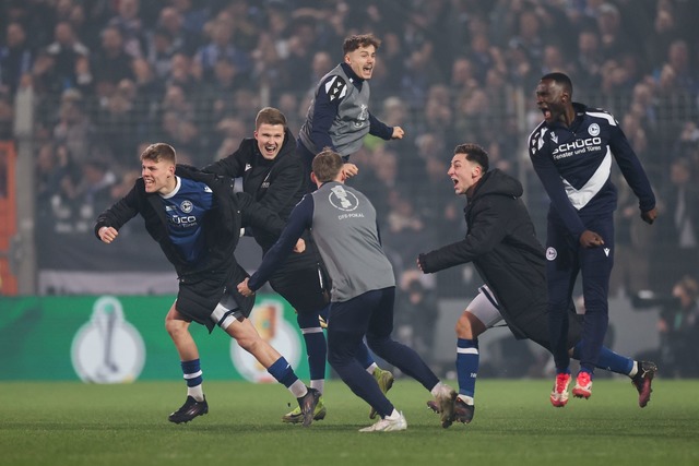 Grenzenlose Freude: Bielefeld feiert den Halbfinaleinzug.  | Foto: Friso Gentsch/dpa