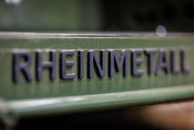 Das Logo des R&uuml;stungskonzerns Rheinmetall an einem Milit&auml;rfahrzeug.  | Foto: Daniel Karmann/dpa