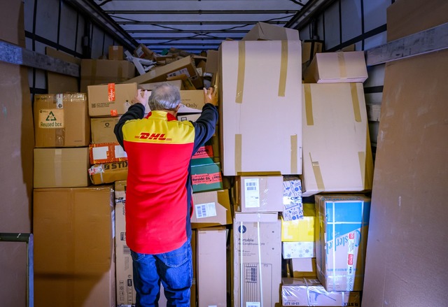 Ein DHL-Paketzentrum im Dezember 2024....n, da es einen Warnstreik gegeben hat.  | Foto: Patrick Pleul/dpa