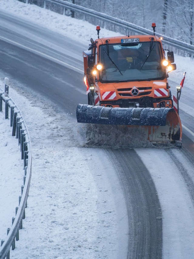 R&auml;umdienste waren schon fr&uuml;h im Einsatz.  | Foto: Silas Stein/dpa