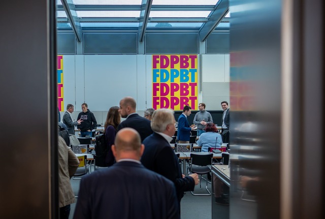 Die Abgeordneten beim Eintreffen zur w... der aus dem Bundestag geflogenen FDP.  | Foto: Michael Kappeler/dpa