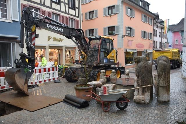 Baustelle in Bad Sckingens Altstadt: Leitungsverlegung  in der Rheinbrckstrae luft reibungslos