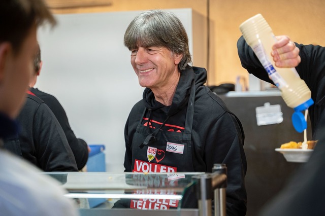 Ex-Bundestrainer L&ouml;w gab in der Stuttgarter Vesperkirche Essen aus.  | Foto: Helena Dolderer/dpa