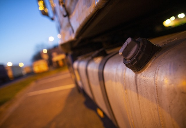 Ein Unbekannter hat Dieselkraftstoff i...uro aus einem geparkten Lkw abgepumpt.  | Foto: Thomas Banneyer