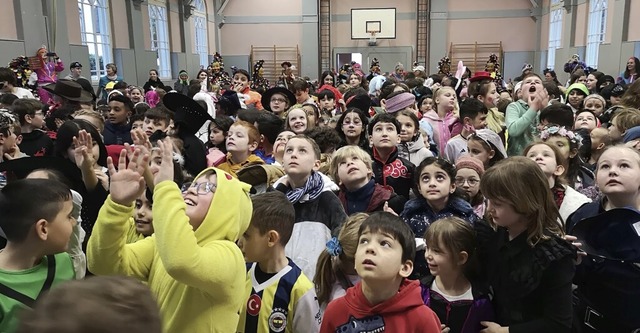 Gebannte und amsierte Blicke der Sch...hre Fasnachtsbefreiung verkndet wird.  | Foto: Ralf Burgmaier