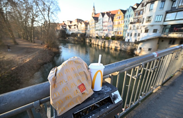 Mit einer Verpackungssteuer will T&uum...l;ll in der Stadt sorgen. (Symbolbild)  | Foto: Bernd Wei&szlig;brod/dpa