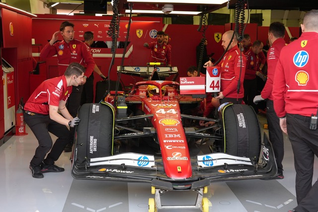 Der Rekordweltmeister bei der Eingew&ouml;hnung an sein neues Auto.  | Foto: Hasan Bratic/dpa