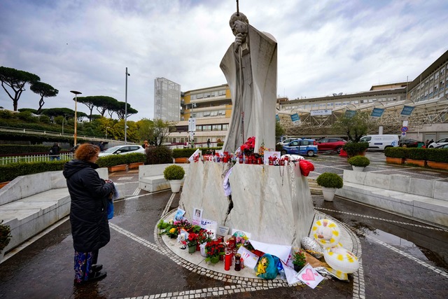 Papst Franziskus liegt seit Mitte des ...&auml;nger Johannes Paul II. erinnert.  | Foto: Andrew Medichini/AP/dpa