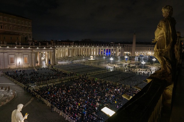 Auf dem Petersplatz wird nun jeden Abe...osenkranz f&uuml;r Franziskus gelesen.  | Foto: Bernat Armangue/AP/dpa