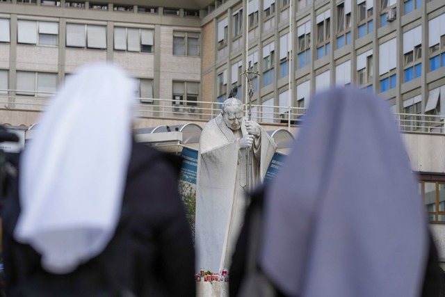 Auch vor dem Gemelli-Krankenhaus wird f&uuml;r Papst Franziskus gebetet.  | Foto: Andrew Medichini/AP/dpa