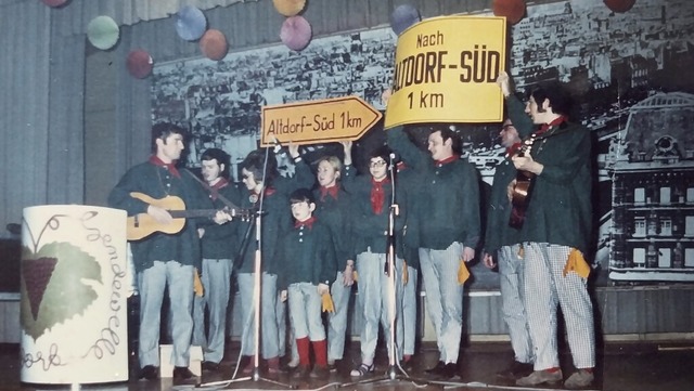 Alles Rebellieren umsonst, die Hoffnun... &#8211; die Sendewelle-Singers voran.  | Foto: privat