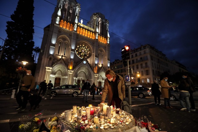 Der Angriff in der Basilika von Nizza ... Jahren ersch&uuml;ttern. (Archivbild)  | Foto: Valery Hache/AFP/dpa