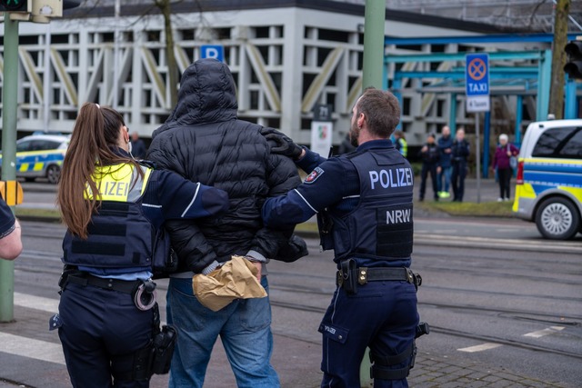 Vor Ort waren nach den Sch&uuml;ssen zwei Personen festgenommen worden.  | Foto: Christian Mathiesen/dpa