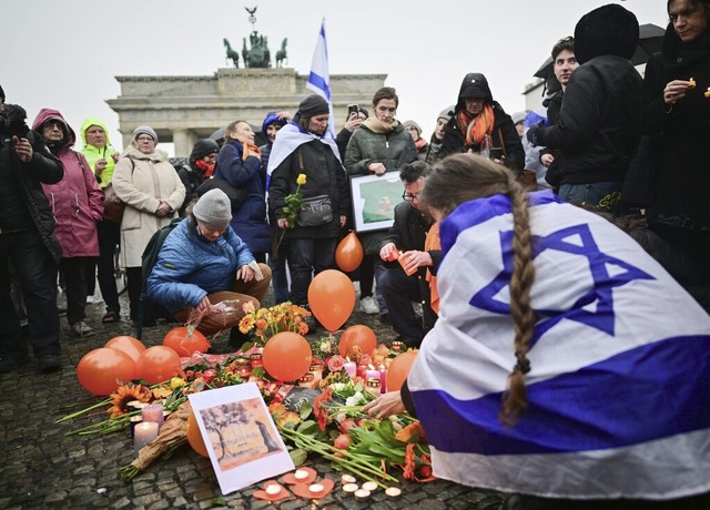 Auch in Berlin wurde  der getteten deutsch-israelischen Geiseln gedacht.  | Foto: Sebastian Gollnow (dpa)