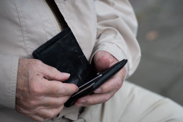 Bei vielen Rentnerinnen und Rentner wa... weniger Geld aufs Konto. (Symbolbild)  | Foto: Alicia Windzio/dpa