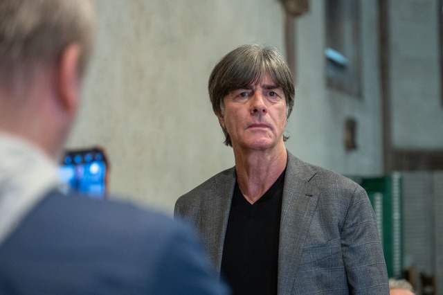 Ex-Bundestrainer Joachim L&ouml;w sieh...d Bayern M&uuml;nchen gleich verteilt.  | Foto: Helena Dolderer/dpa