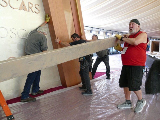 Noch sieht es vor dem Dolby Theatre wie eine Baustelle aus.  | Foto: Barbara Munker/dpa