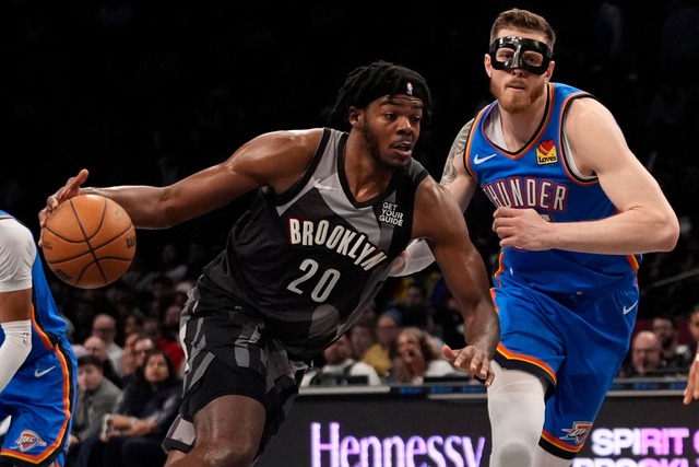 Isaiah Hartenstein (re.) spielte beim ...lahoma City Thunder mit Gesichtsmaske.  | Foto: Frank Franklin II/AP/dpa