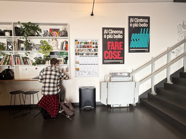 Im Foyer des Kinos "Troisi" l&auml;sst sich auch arbeiten, rund um die Uhr.  | Foto: Christoph Sator/dpa