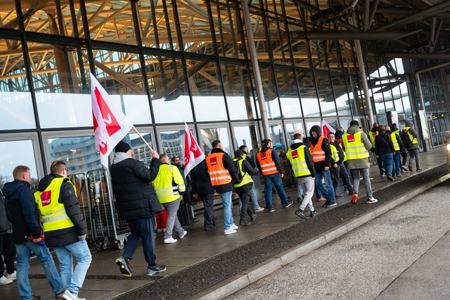 Streikende demonstrieren am Morgen am Flughafen Hamburg.  | Foto: Jonas Walzberg/dpa