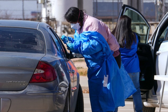 Knapp 20 Menschen werden in Krankenh&auml;usern behandelt.  | Foto: Julio Cortez/AP/dpa