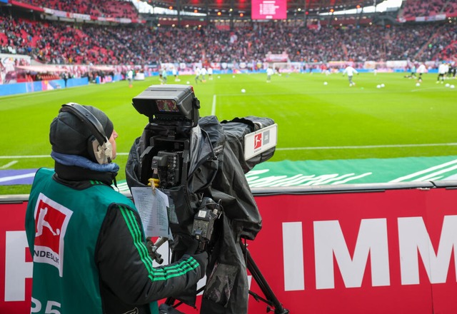 Ein Kameramann arbeitet am Spielfeldrand in Leipzig.  | Foto: Jan Woitas (dpa)