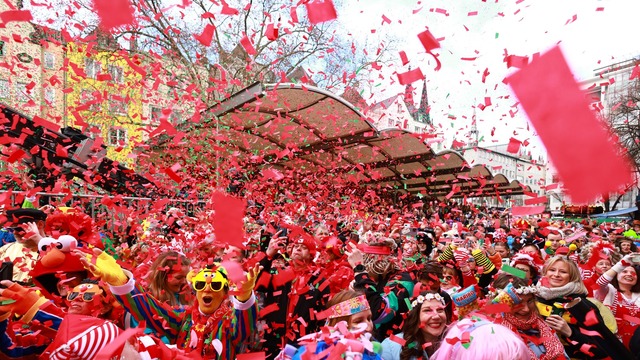 Mit der Weiberfastnacht hat am Donnerstag der Stra&szlig;enkarneval begonnen.  | Foto: Rolf Vennenbernd/dpa