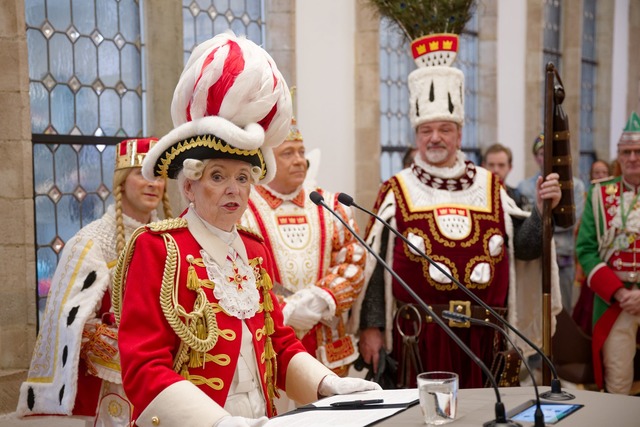 Die K&ouml;lner Oberb&uuml;rgermeister...orischen Rathaus zum Karnevalsauftakt.  | Foto: Henning Kaiser/dpa